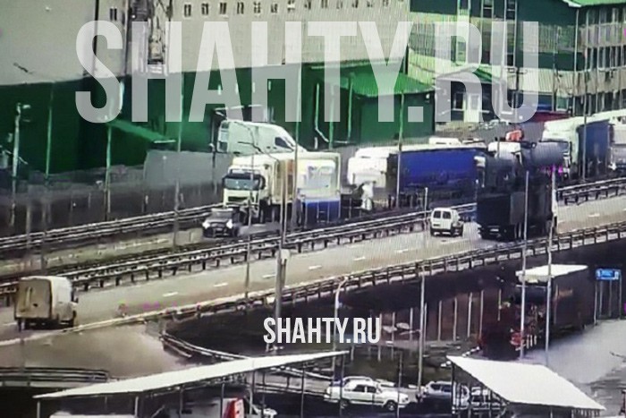 На трассе М-4 «Дон» под Ростовом столкнулись три фуры Volvo, МАЗ и Scania