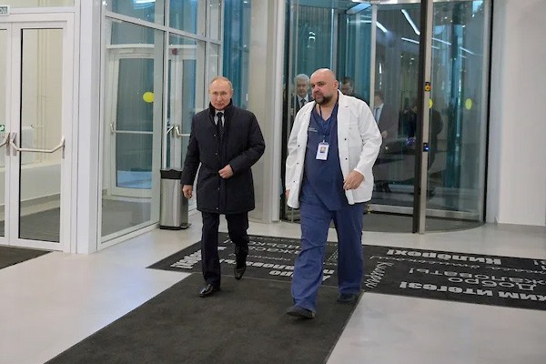 Заразился коронавирусом главврач больницы в Коммунарке: Он встречался с Путиным и Собяниным