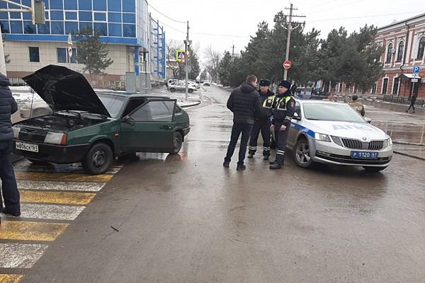 Жителю г. Шахты помогли сотрудники ГИБДД в тушении загоревшегося автомобиля