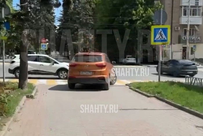 Нашли и оштрафовали автоледи в Шахтах, ездившую по тротуару на проспекте Клименко