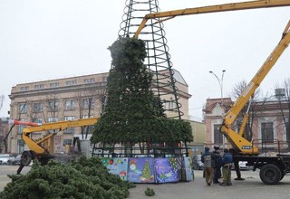 В г. Шахты устанавливают городскую елку