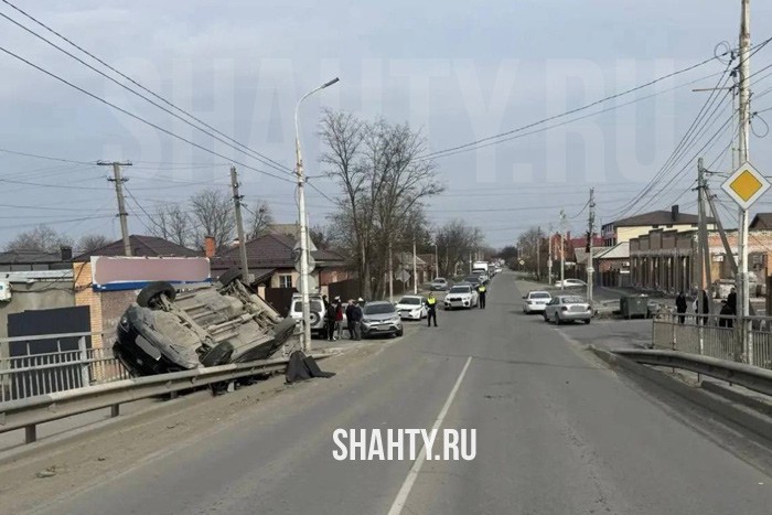 Кроссовер опрокинулся на тротуар в ДТП в Батайске
