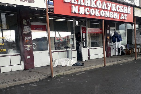В г. Шахты скончался мужчина возле магазина на улице Хабарова