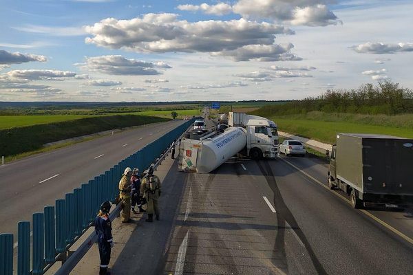 Опрокинулась цистерна с газом на трассе М-4 «Дон» в Ростовской области