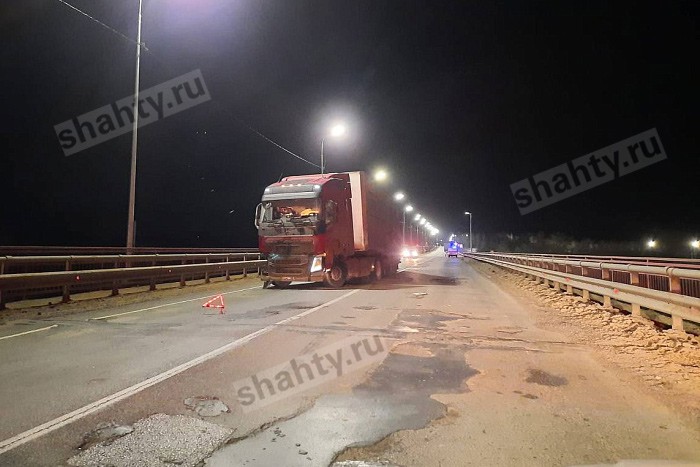 Фура задавила 37-летнего пешехода на трассе в Ростовской области: второй человек ранен