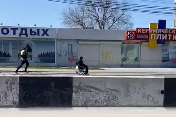 Погоня полицейского за мужчиной в коляске в Ростове попала на видео