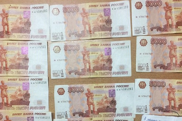 Нашли фальшивые пятитысячные купюры и пришли с деньгами в магазин