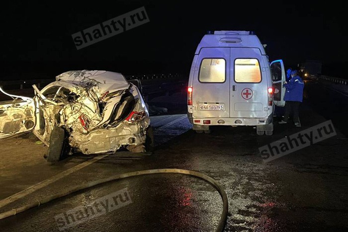 Погибли водитель и пассажир: МАЗ раздавил Geely, стоявшую на трассе в Ростовской области