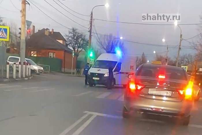 В г. Шахты машина «скорой помощи» спровоцировала ДТП