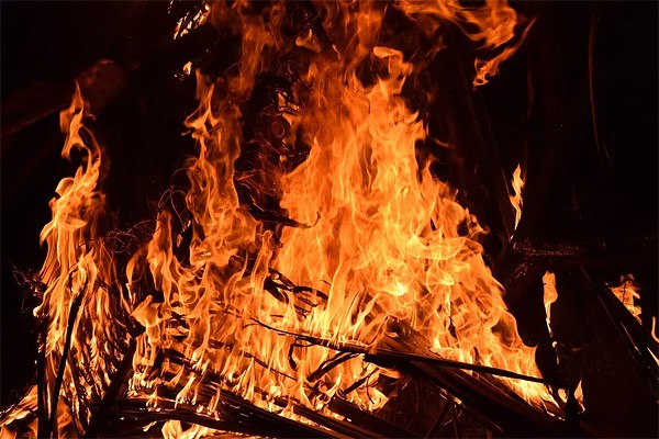 В Шахтах сгорели заброшенные здания на улицах Дальняя и Даргомыжского