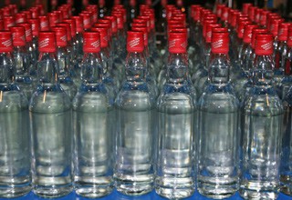 Закрыли цех по производству поддельного алкоголя в Таганроге, изъято 2000 бутылок