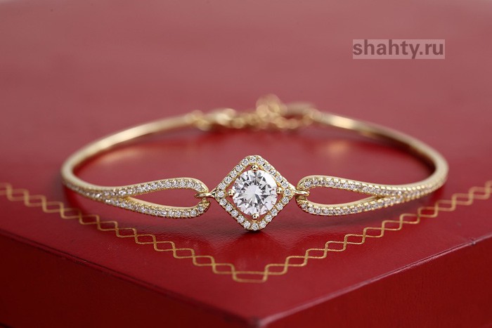 Девушка ограбила ювелирный магазин в Ростове, выхватив у продавца цепочку стоимостью 200 тысяч рублей