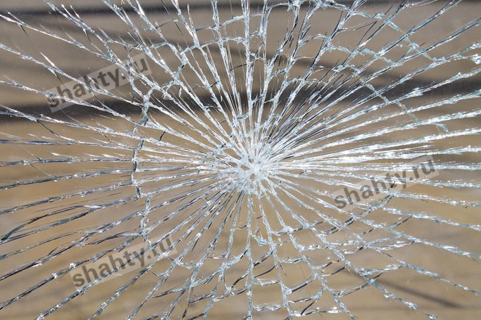 Разбил камнем стекло машины в Шахтах и украл инструмент