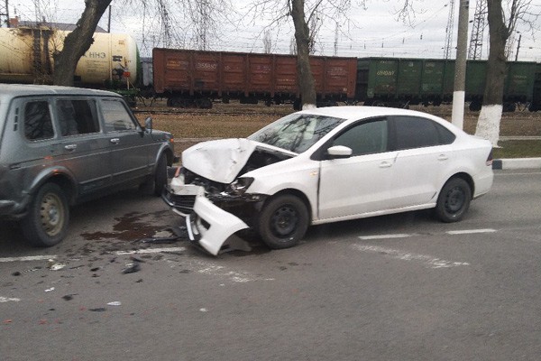 ДТП под Шахтами: на выезде из Каменоломен столкнулись Volkswagen Polo и «Нива»