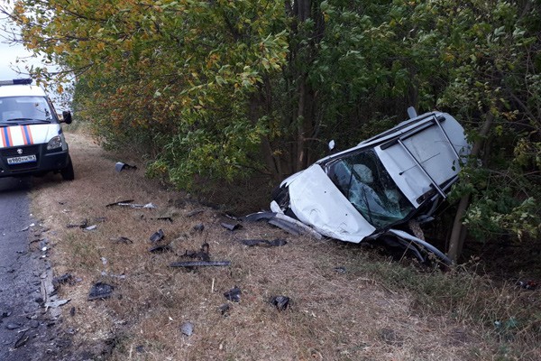 Водителя зажало в искореженном автомобиле после ДТП в Ростовской области
