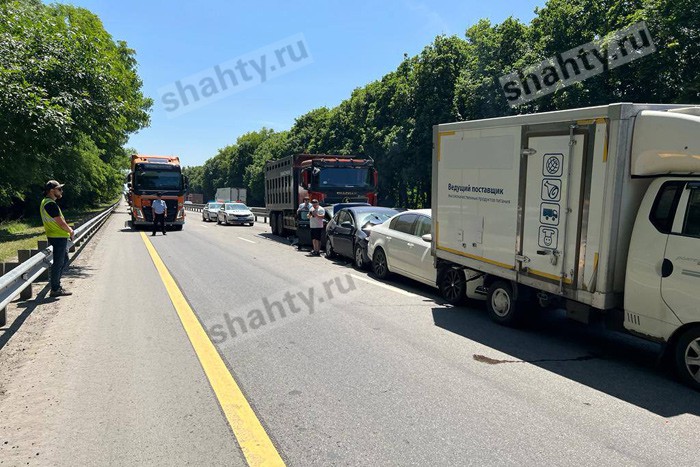 Столкнулись 6 машин на трассе М-4 «Дон» в Ростовской области: пострадала женщина