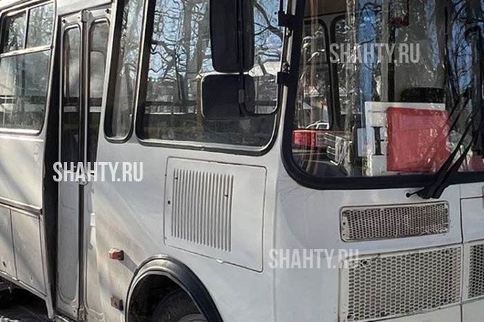 Человека выбросили из автобуса в Шахтах на остановке Аврора