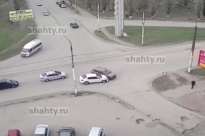 ДТП в Шахтах на ХБК — Лада получила удар в бок: Видео