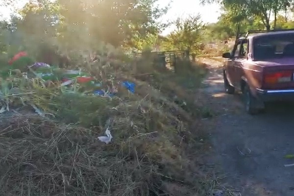 В г. Шахты на кладбищах мусор — власти рапортуют об уборке свалок