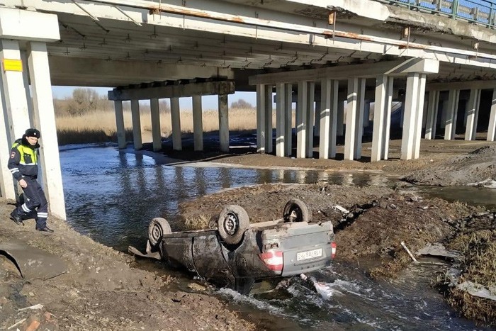 Под Шахтами погиб 24-летний водитель — «Приора» упала с моста