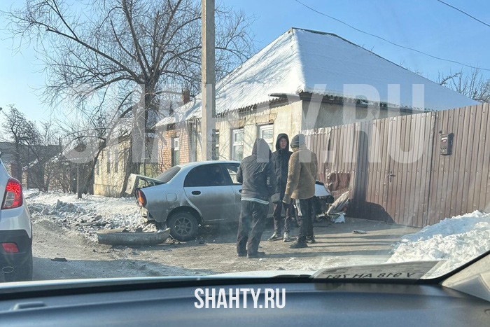Машина протаранила забор домовладения в Шахтах на Минском