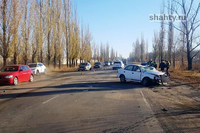 В Шахтах Hyundai врезался в КАМАЗ — пострадал 37-летний водитель: видео