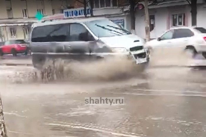«Озеро» в Шахтах на улице Советской расстраивает водителей и пешеходов