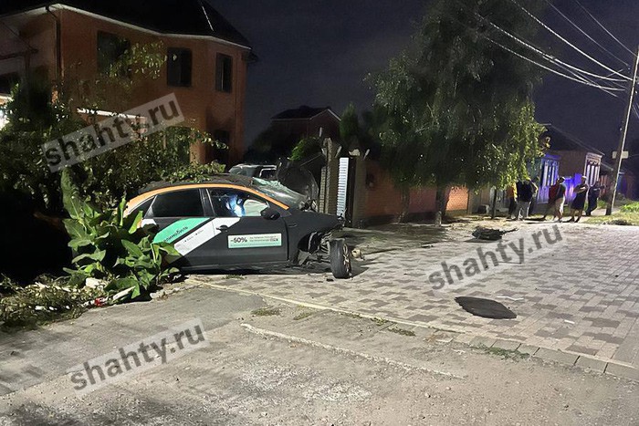 Разбились 18-летние на каршеринговой машине на Дону: погибли две девушки и парень