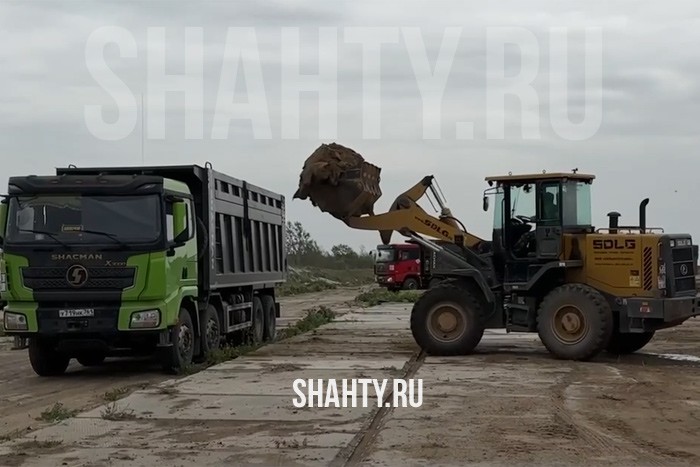 Начали вывозить песок с мазутом обратно в Краснодарский край