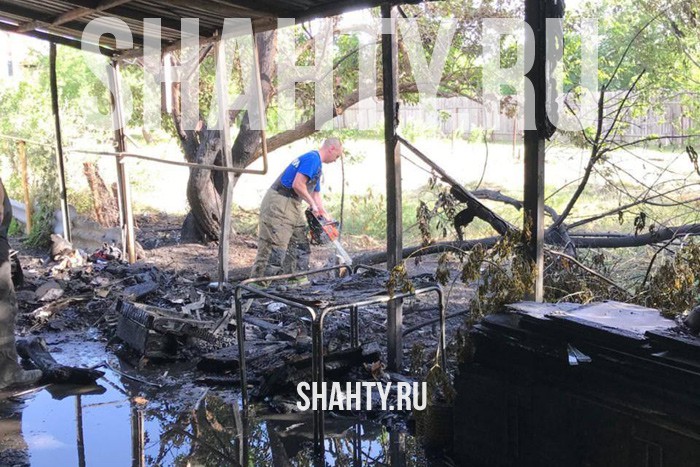 Взорвался аккумулятор при зарядке: сгорело полдома в Белой Калитве