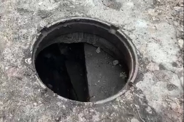 В Шахтах украли три крышки от люков на улице Ионова