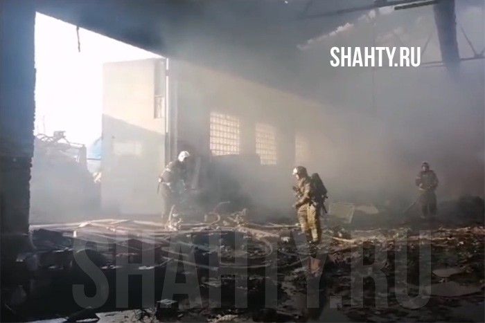 Выгорел склад на 300 квадратах в Волгодонске и сгорел грузовой автомобиль