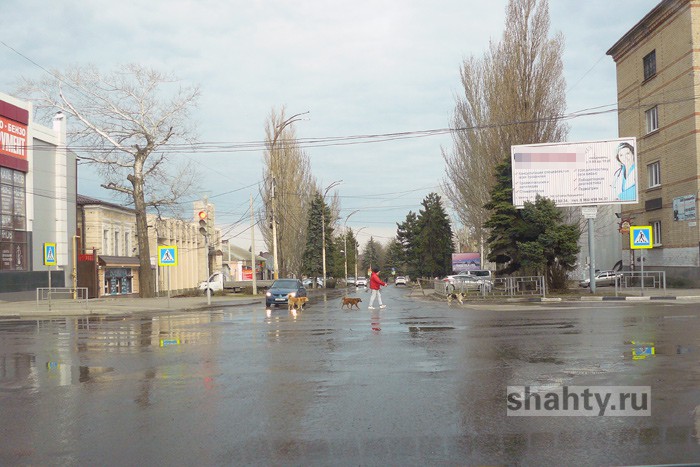 В Шахтах в центре на перекрестке столкнулись машины: странное место