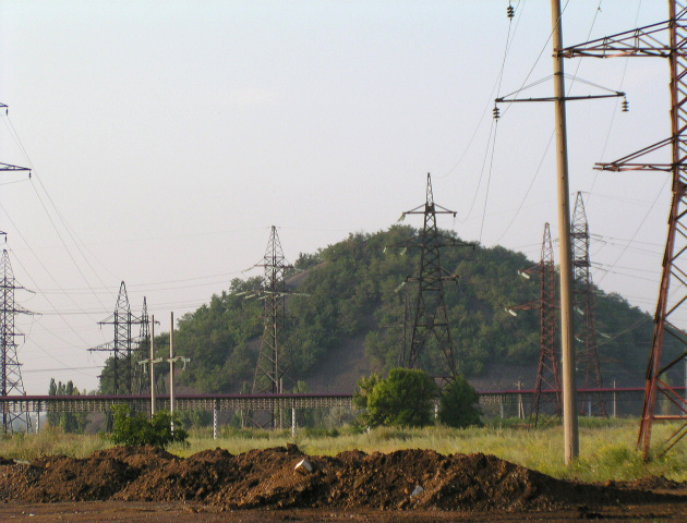 Терриконик рядом с заводом "Стройфарфор"