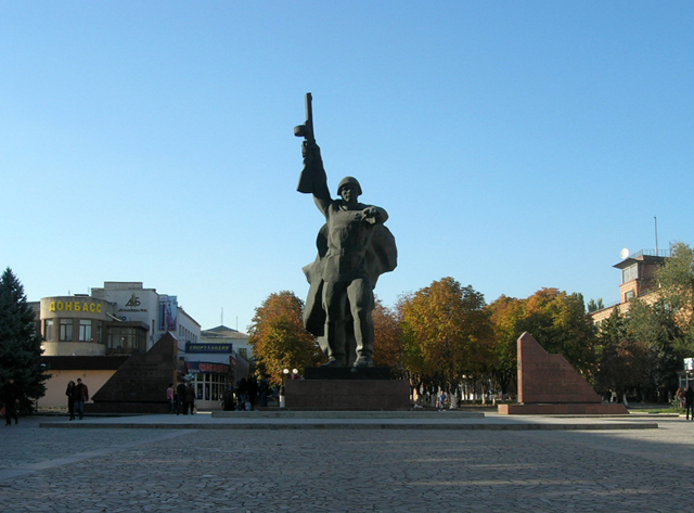 Монумент погибшим за освобождение города, ("площадь солдата") - Шахты