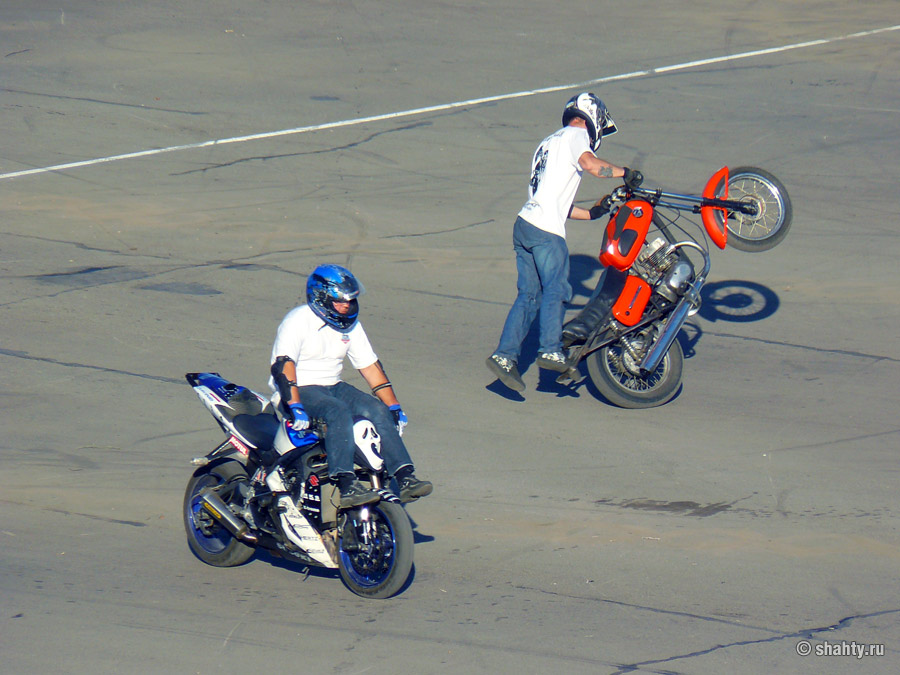 Каскадерско-трюковая езда на мотоциклах на шахтинском стадионе "Патриот" - Шахты