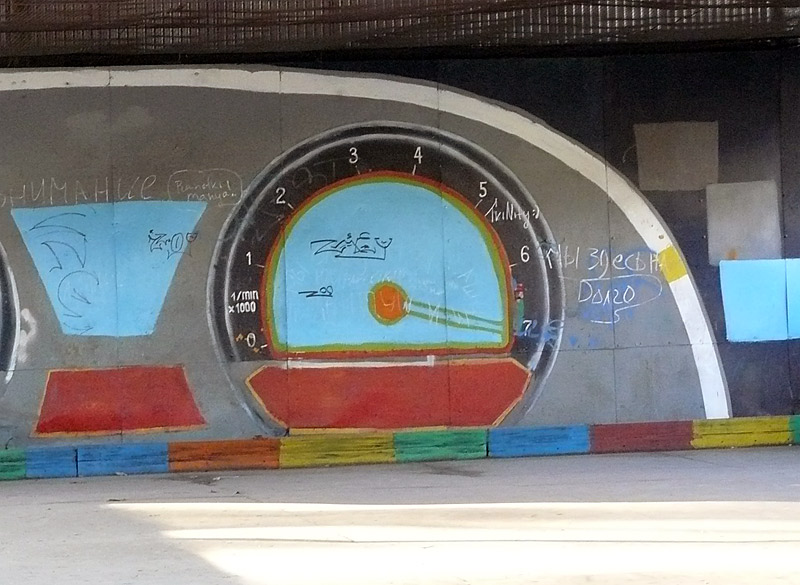 Стена аттракциона "Машинки" в парке, Шахты