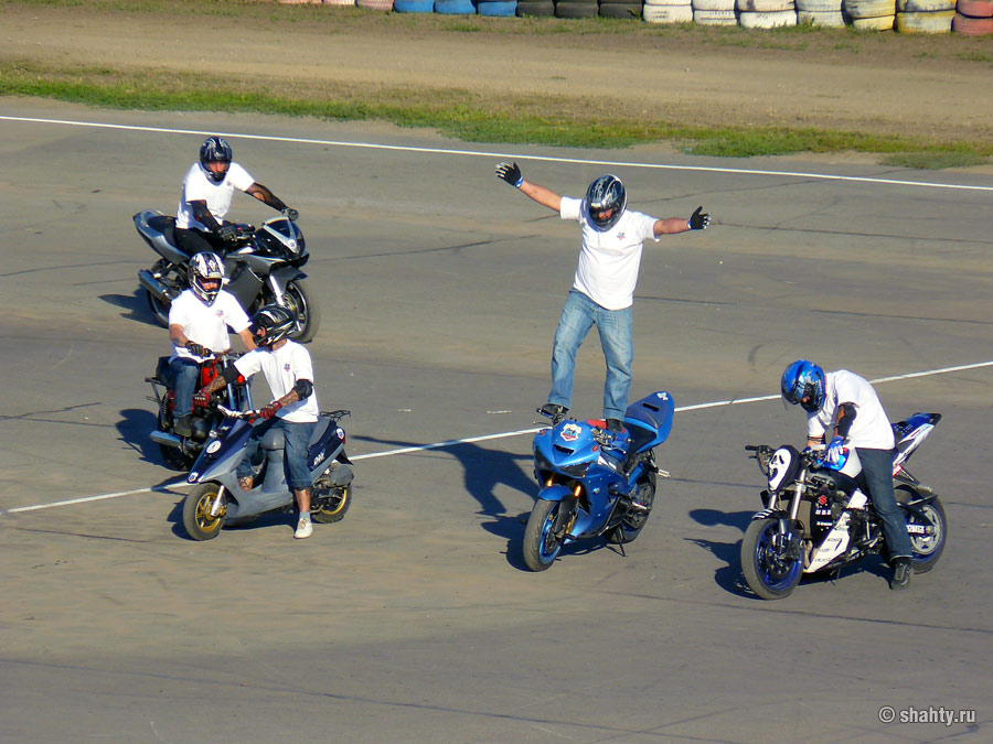Каскадерско-трюковая езда на мотоциклах, г. Шахты, стадион "Патриот"