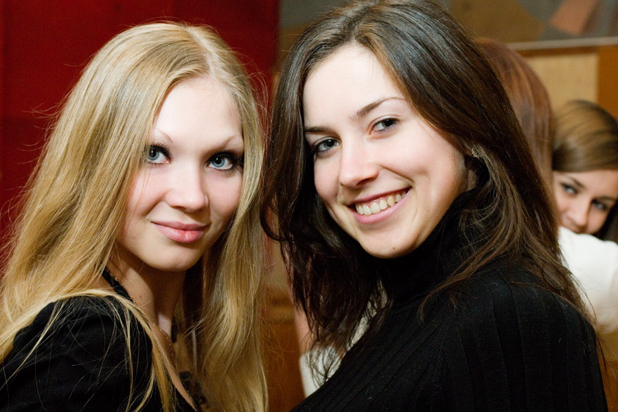 Ирина Моргунова и Екатерина Барашкина, участницы Мисс Шахты 2011