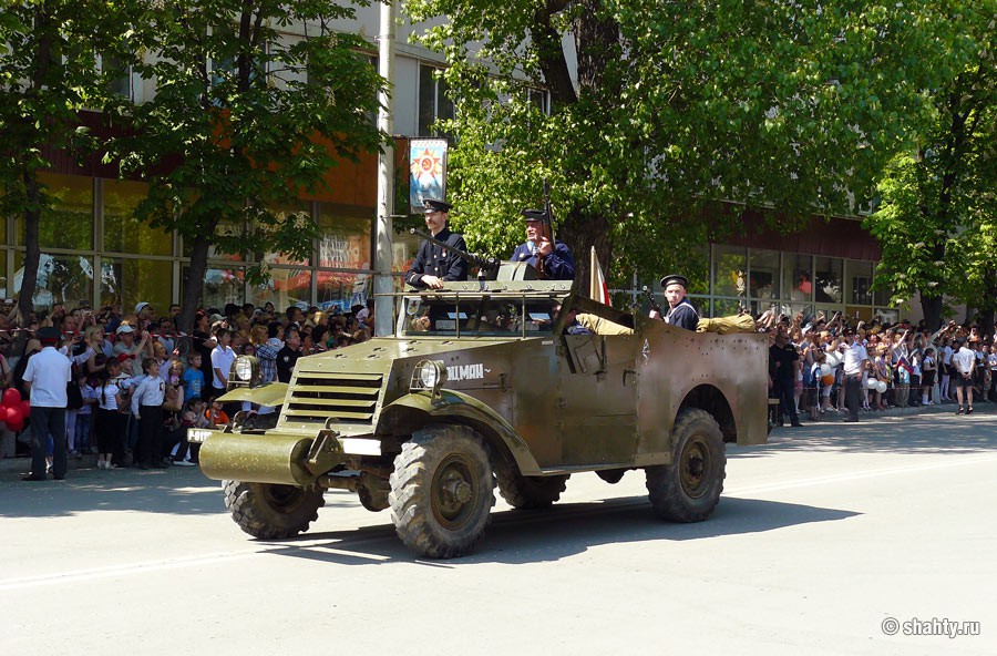 Парад, город Шахты, 5 мая 2012 г., боевая машина «Скаут»
