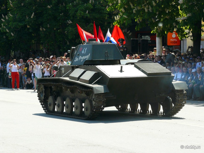 Парад в городе Шахты, танк Т-70