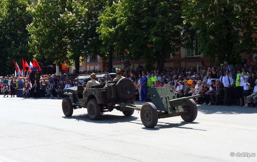 Парад, город Шахты, ул. Советская, 45-мм противотанковая пушка и автомобиль Виллис