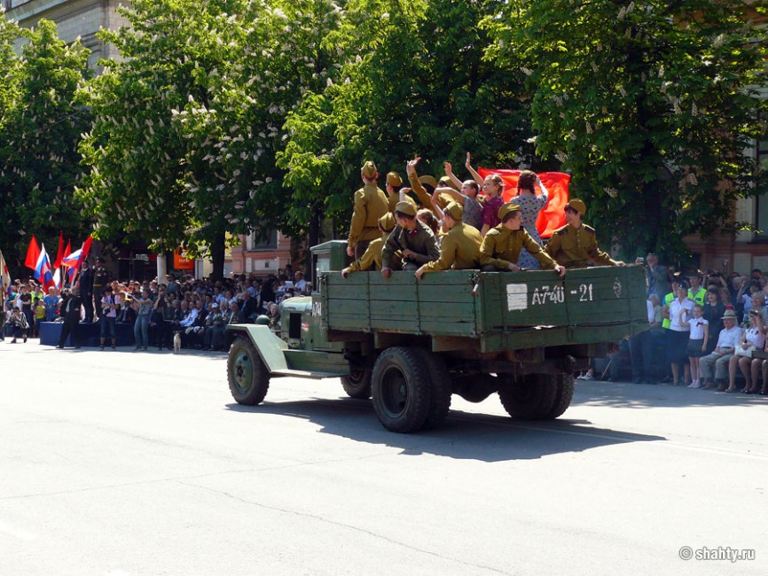 Парад в городе Шахты, посвященный Дню Победы, грузовик ЗИС-5