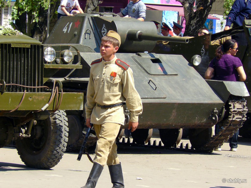 Выставка военной техники после парада в г. Шахты
