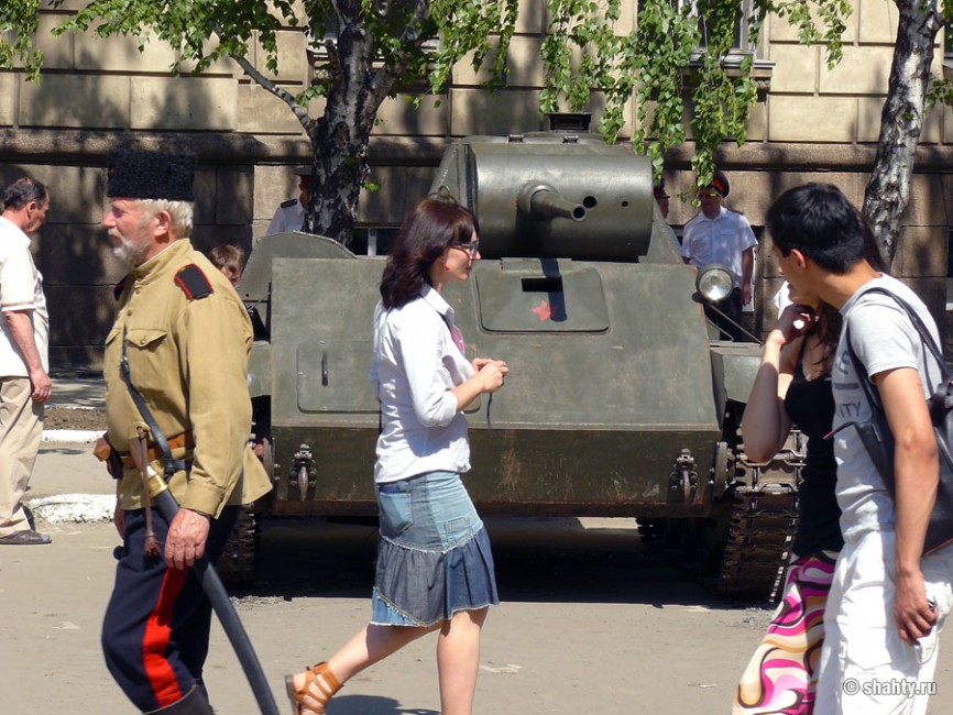 Военная техника 5 мая 2012 г. в г. Шахты, танк Т-70